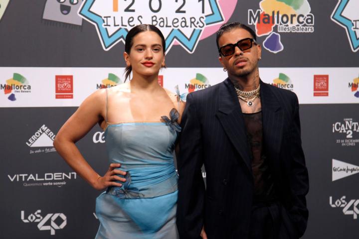 Rosalía y Rauw Alejandro en la alfombra roja de los 40 Music Awards de 2021.