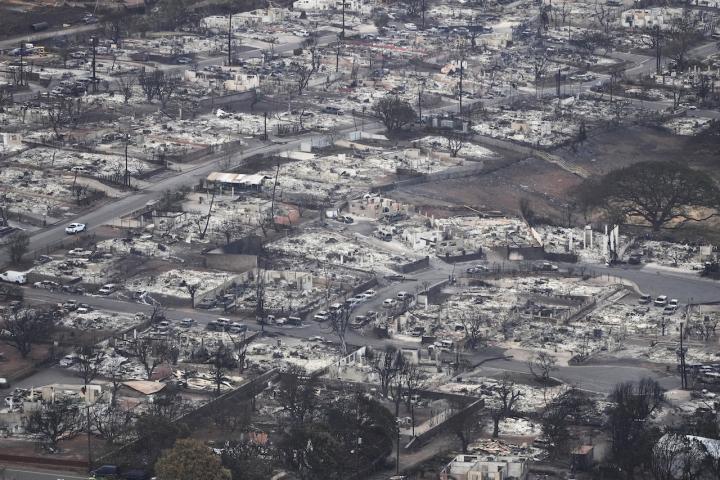 Vista aérea de Lahaina, la ciudad más grande de Maui, arrasada por el fuego.