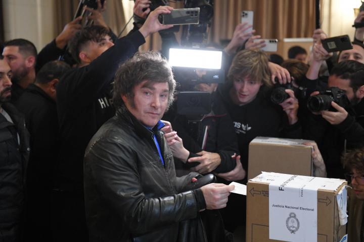 El economista Javier Milei deposita su voto en las elecciones PASO de Argentina.