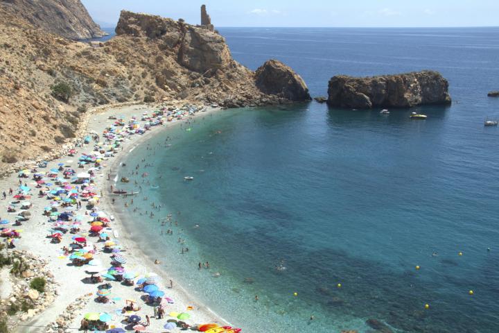 Gran ambiente de playas en la Costa de Granada en el segundo  fin de semana de agosto.