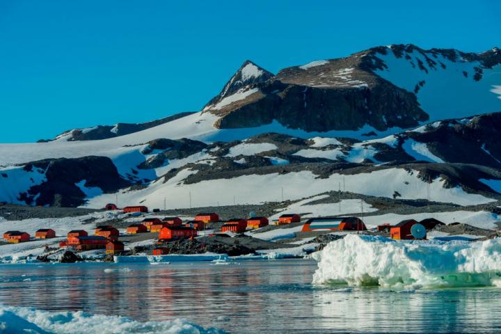 Vista general de la base antártica argentina de Esperanza en el continente blanco.