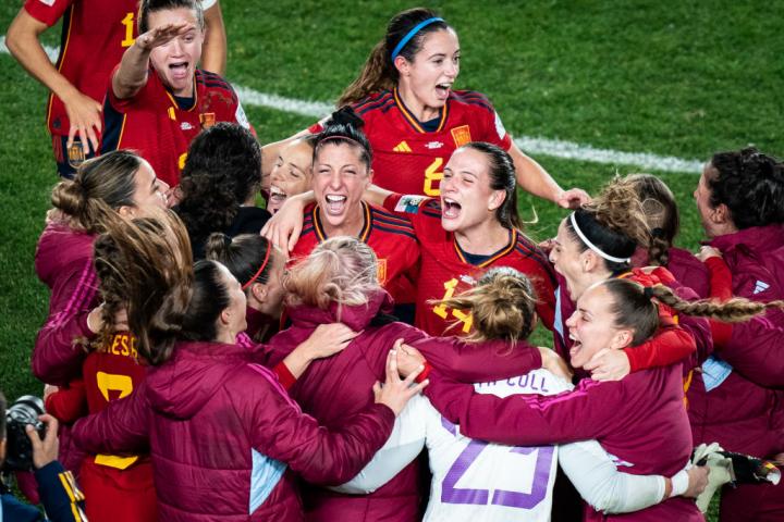 Las jugadoras de la Roja celebran la victoria ante Suecia (2-1) en la semifinal del Mundial de Fútbol.