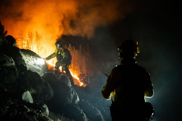 Efectivos del EIRIF trabajan en uno de los frentes del incendio en Tenerife.