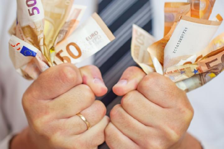 Hombre agarrando varios billetes