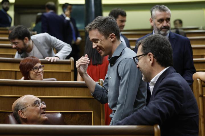 Íñigo Errejón (Sumar), uno de los 350 diputados proclamados electos tras el 23J, que ocupan un escaño en la Cámara Baja, y que se sientan en el Hemiciclo este jueves para a votación de la mesa y el acatamiento de la Constitución, a su llegada al Congreso.