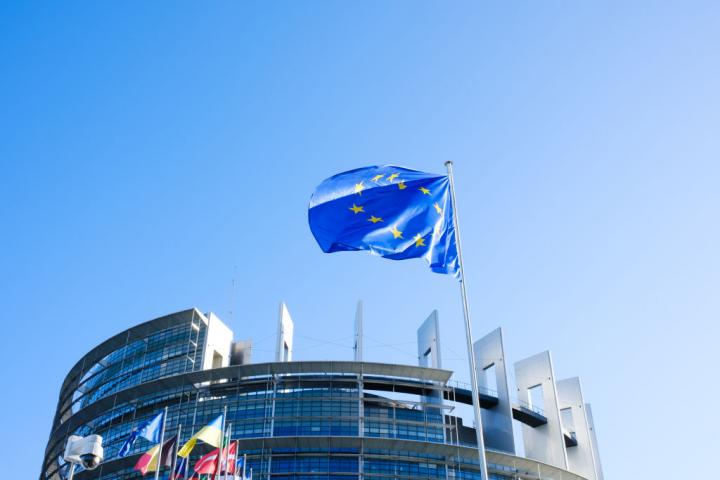 La bandera europea ondea en la sede del Parlamento Europeo de Estrasburgo.