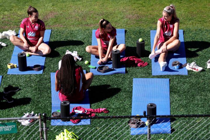 Las jugadoras de la selección española calientan durante la sesión de entrenamiento en Sidney.