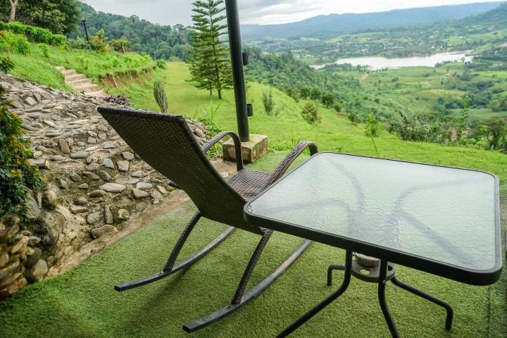Terraza panorámica con vistas a la montaña.
