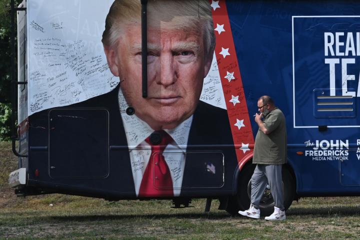 Un autobús con un cartel en el que se ve a Donald Trump, en Georgia.