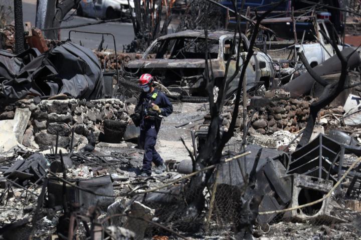 Bomberos buscan restos mortales entre las cenizas de los edificios de Maui