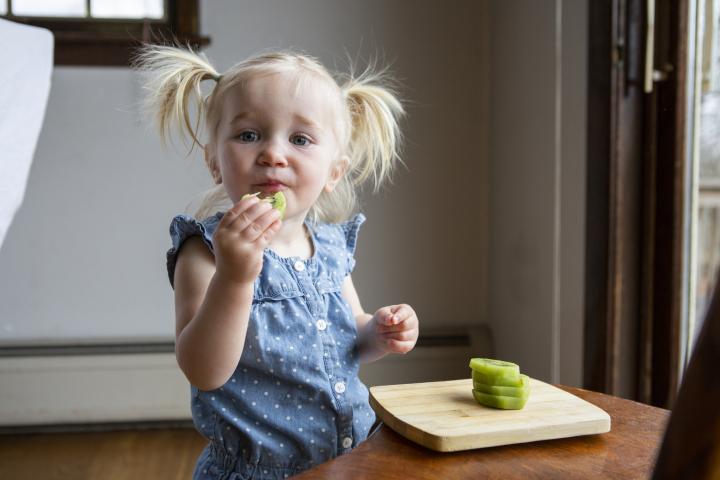 El kiwi es una fruta especialmente indicada en niños, pues puede protegerles de infecciones respiratorias de vías altas.
