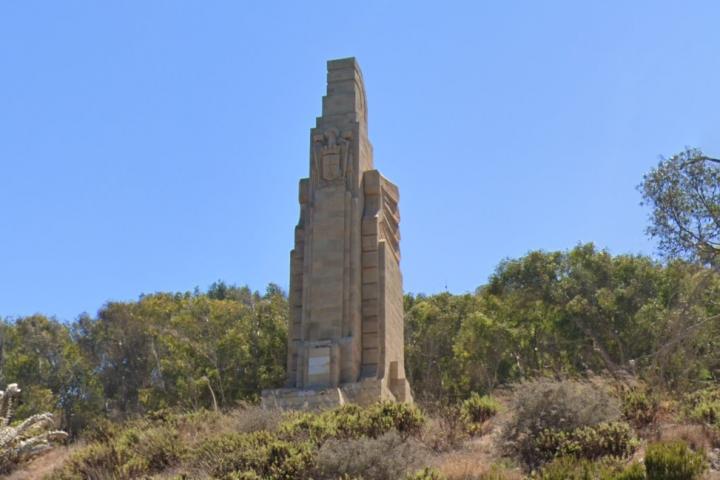 El monolito franquista Llano amarillo, en Ceuta