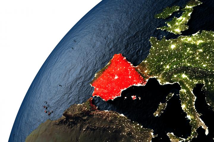 Ilustración 3D con el mapa del mundo con España iluminada.