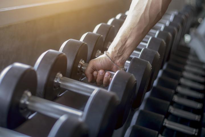 Imagen de archivo de pesas en un gimnasio.