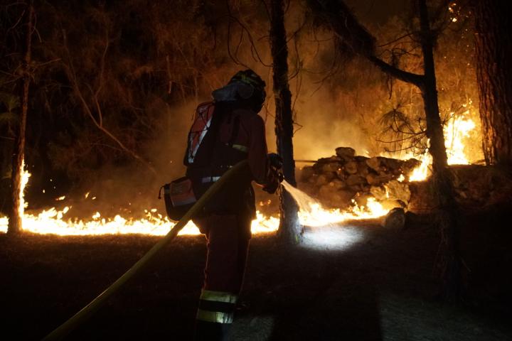 Miembros de la Unidad militar de emergencias (UME) trabajan en labores de extinción del incendio forestal de la isla de Tenerife