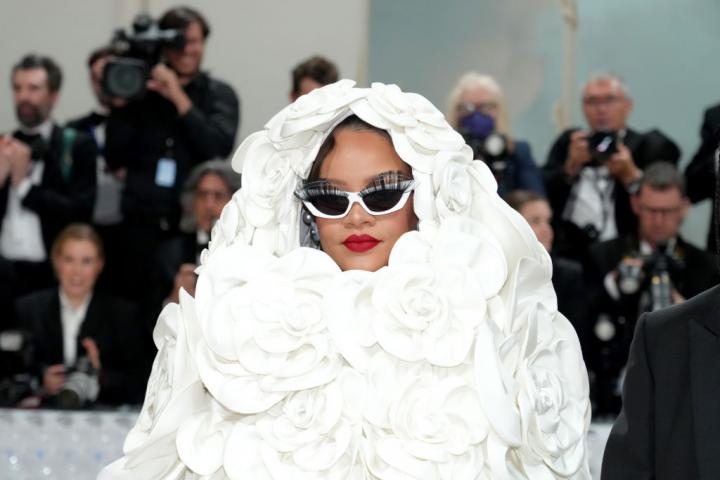 Rihanna en la alfombra roja de la Met Gala de 2023.
