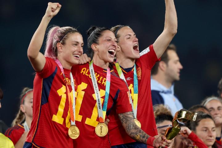 Alexia Putellas, Jennifer Hermoso e Irene Paredes celebrando que son campeonas del Mundial Femenino