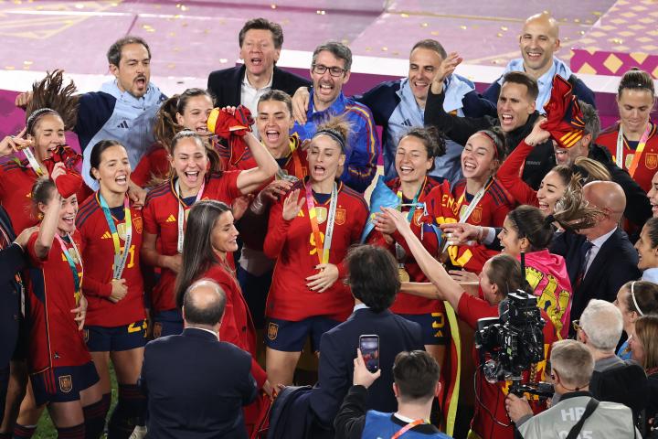 La reina Letizia con las futbolistas españolas.