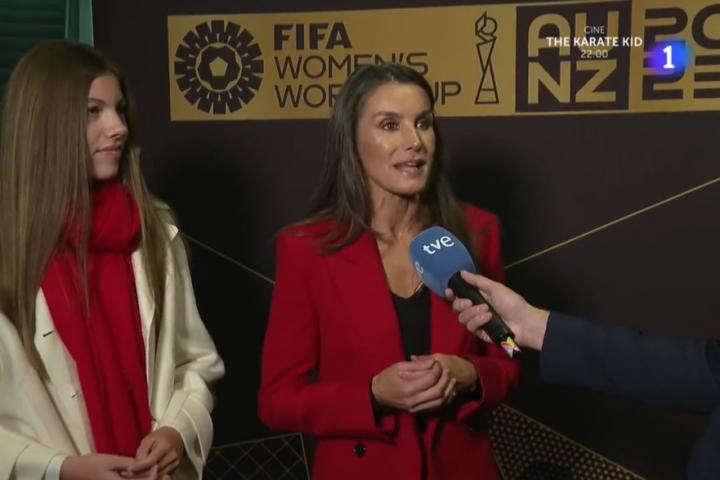 La reina Letizia y la infanta Sofía en 'TVE'.