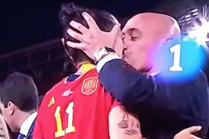 Luis Rubiales besa a Jenni Hermoso en la final del mundial de fútbol femenino