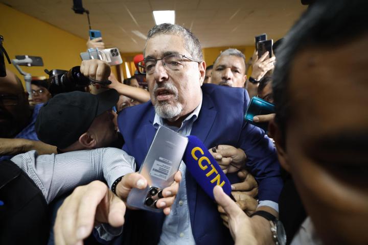 Bernardo Arévalo de León, del Movimiento Semilla, llega a su centro de votación.