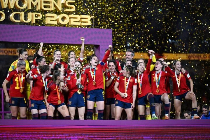 Las jugadoras de España celebran el título del mundial de fútbol conseguido en Sídney.
