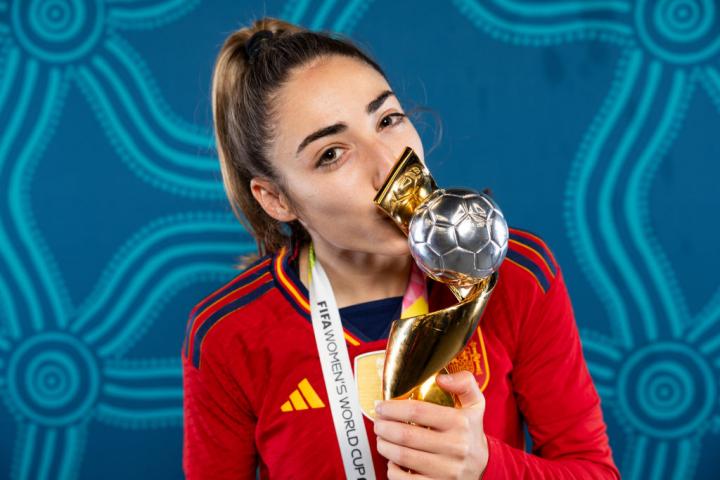 Olga Carmona besa el trofeo que acredita a la Selección Española Femenina de Fútbol como campeona del mundo.