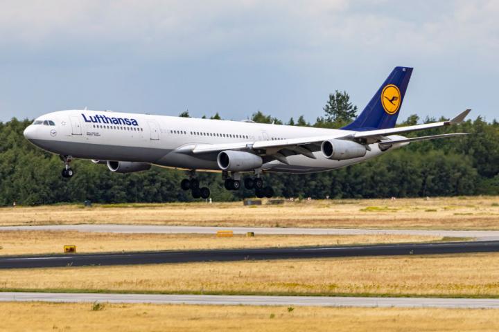Un avión de Lufthansa aterriza en Eindhoven.