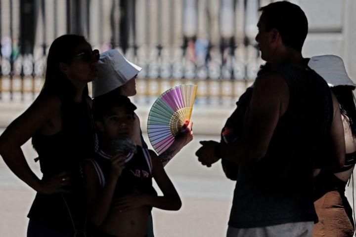 Varias personas intentan refrescarse en pleno centro de Madrid este verano