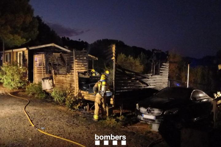 Los bomberos, durante las tareas de extinción en el cámping de Montblanc (Tarragona).