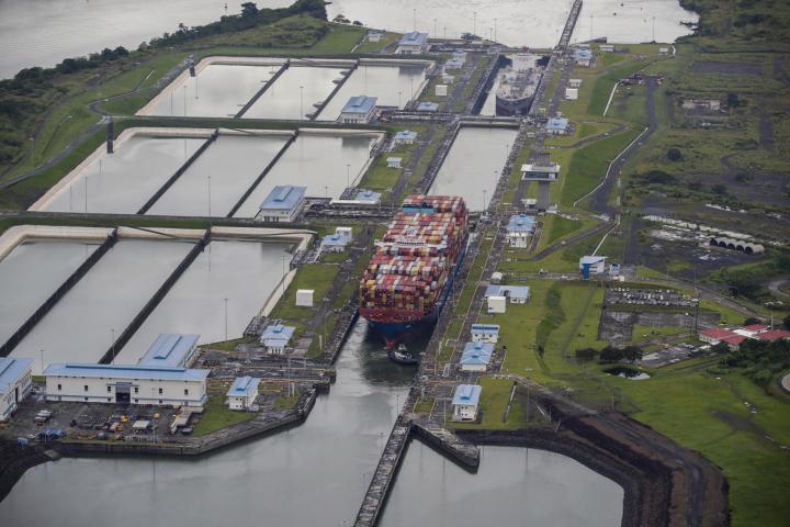 Un buque portacontenedores transita por las esclusas del Canal de Panamá
