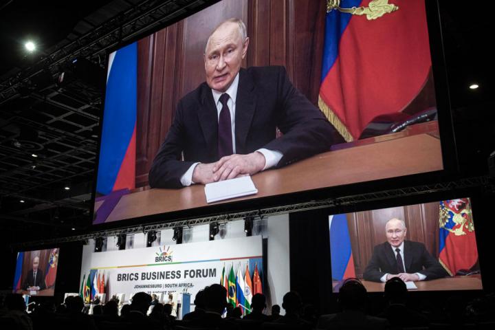 Vladimir Putin, el gran ausente de la reunión de los BRICS en Sudáfrica, interviene por videoconferencia en la reunión.