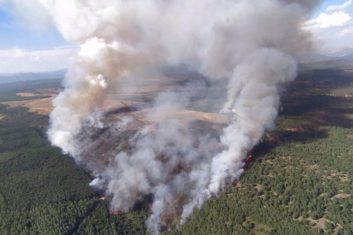 Imagen aérea tomada desde el helicóptero de reconocimiento de la Brif de Tabuyo del Mundo del incendio que afecta al municipio de La Ercina.