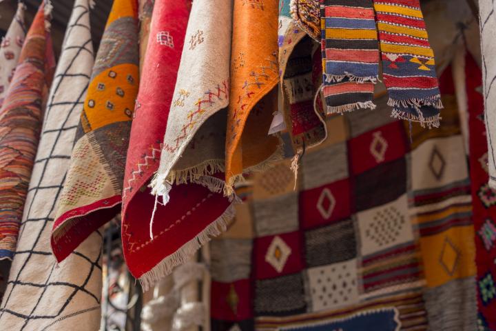 Imagen de archivo de prendas de ropa a la venta en la medina de Marrakech (Marruecos).