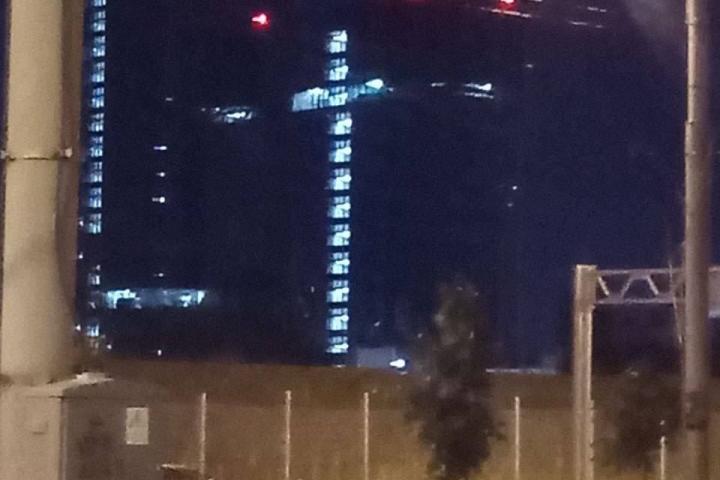 La sede del Grupo Wagner, iluminada de esta forma tras la muerte de su líder, Yevgueni Prigozhin