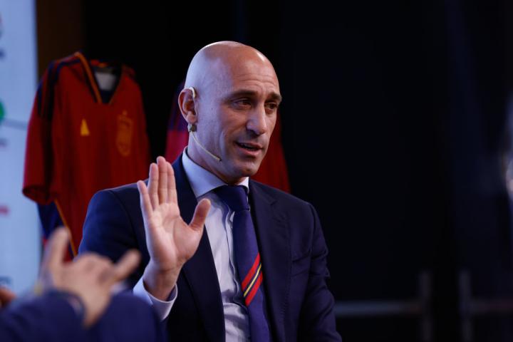 Luis Rubiales saluda durante una intervención pública reciente