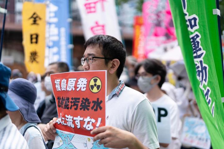 Protesta de ciudadanos nipones ante la sede de la Tokyo Electric Power Co. (Tepco), contra el vertido de agua de la central nuclear de Fukushima al océano Pacífico.