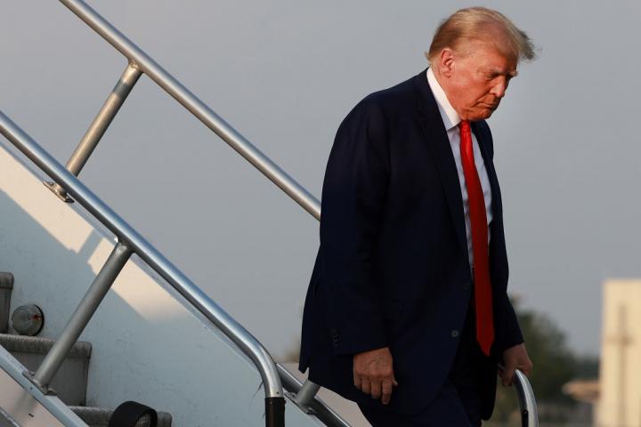 Donald Trump aterriza en Atlanta para entregarse a las autoridades de Georgia.