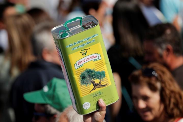 Una manifestante levanta un bote de aceite durante una manifestación de agricultores en Madrid en octubre de 2022.