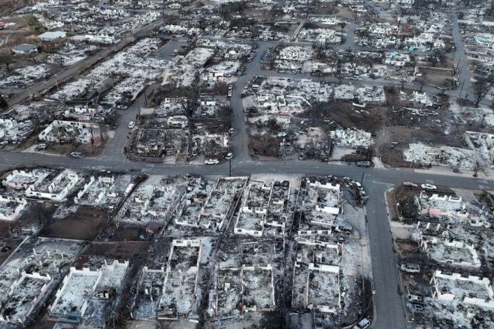 Vista aérea de uno de los barrios de Maui arrasados por el fuego en los incendios de Hawái