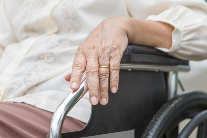 Anciana en silla de ruedas