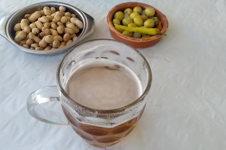 Cacahuetes y encurtidos acompañados por una cerveza en un 'esmorzaet' valenciano.