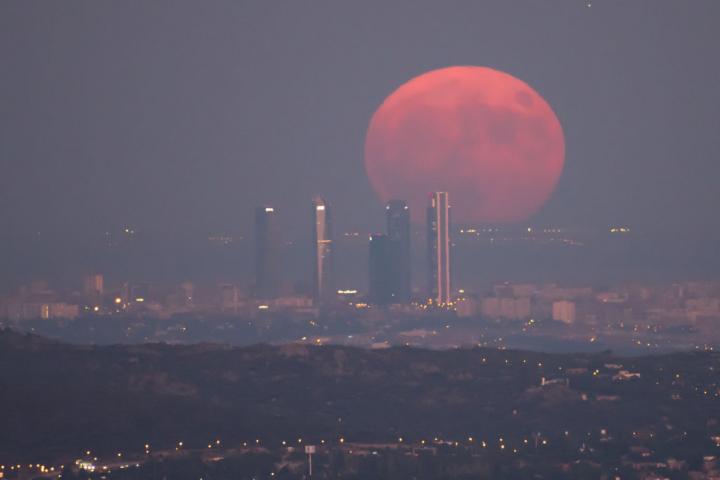 La superluna de agosto sobre el skyline de Madrid