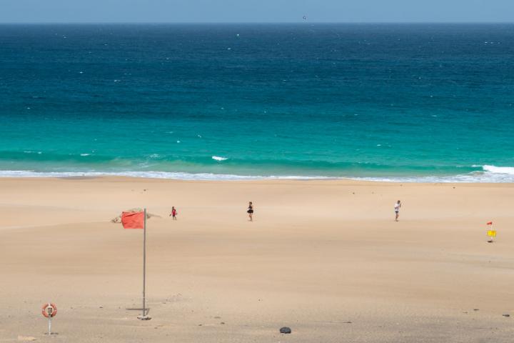 Playa con bandera roja en junio de 2023 en Fuerteventura (Las Palmas de Gran Canaria).