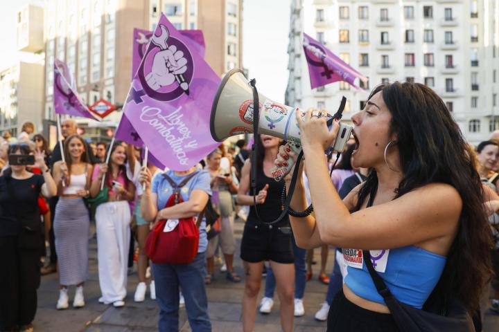 Una joven participa en la manifestación de apoyo a Jenni Hermoso