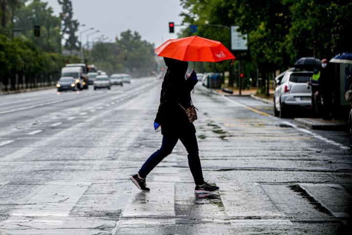 Una persona, bajo un paraguas en una lluviosa calle de Sevilla