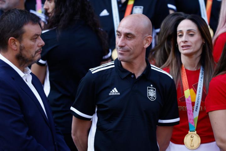 Víctor Francos (izda. con gesto muy serio) y Luis Rubiales durante la recepción de Pedro Sánchez a la selección española