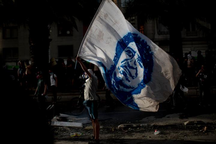 El retrato de Víctor Jara, en una bandera durante las protestas por la huelga general de 2019 en Chile.