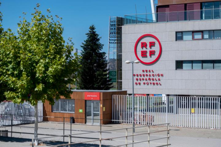 Fachada de la sede de la Real Federación Española de Futbol (RFEF), en Las Rozas (Madrid).