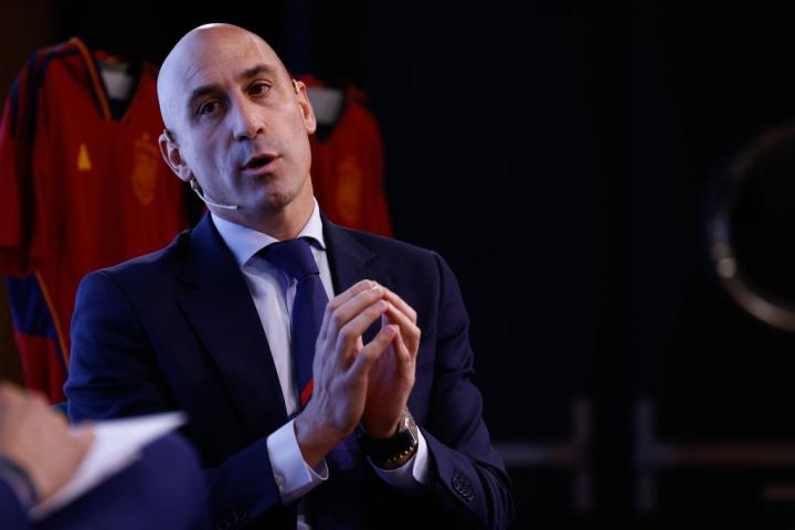 Gesto de Luis Rubiales en un acto